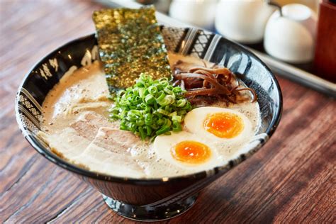  Hakata Ramen:  Kokemuksen täydellisyyteen ja makujen symphonialle!