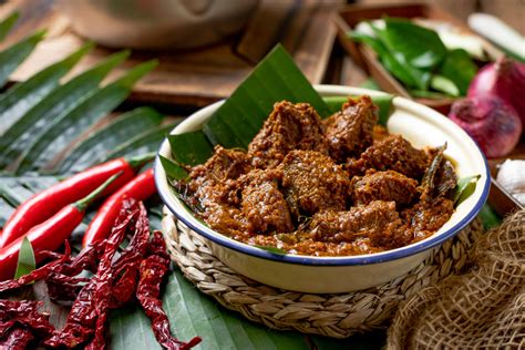  Rendang Daging: Mausteinen ja Melkovoimakas Lähde Etelä-Aasian Gourmetin Imeilyihin!