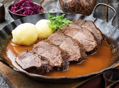  Rheinischer Sauerbraten! Hämähäkkivauvamaisessa kastike- tai juustopohjaisessa lihapadassa on sekä maultaan että näköjön puolesta paljon ihailtavaa.