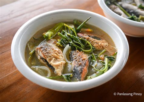   Sinigang na Isda: Kotitekoinen happo-mausteinen kalakeitto joka on täynnä makuja ja lohduttavaa lämpöä!